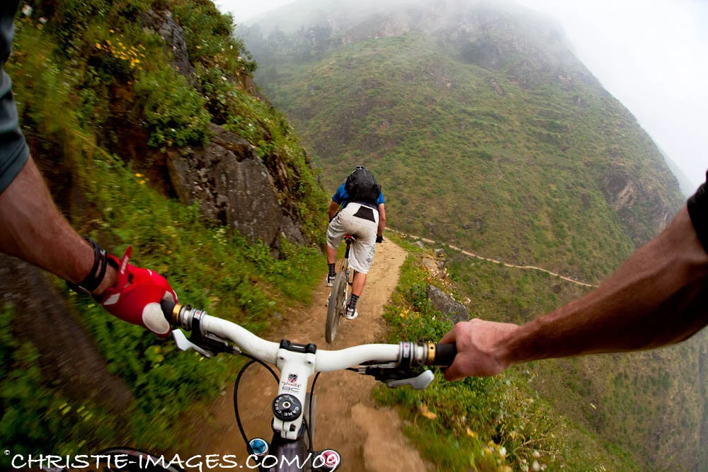 Ah, what mountain biking looked like in 2009. Narrow bars, long stem, baggy shorts. And yes, one glove?!