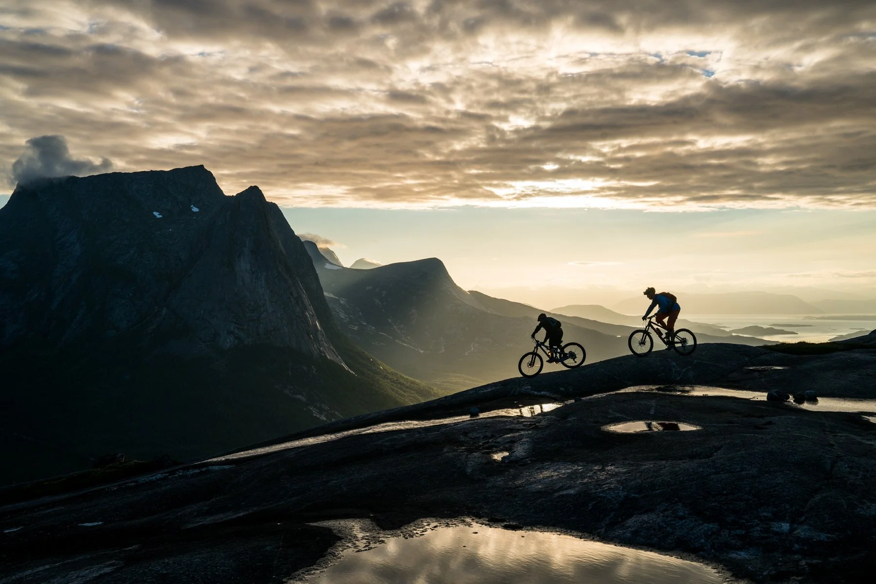 Sometime around 1:00AM the sun was still high in the sky. Amazing photo by Leslie Kehmeier.