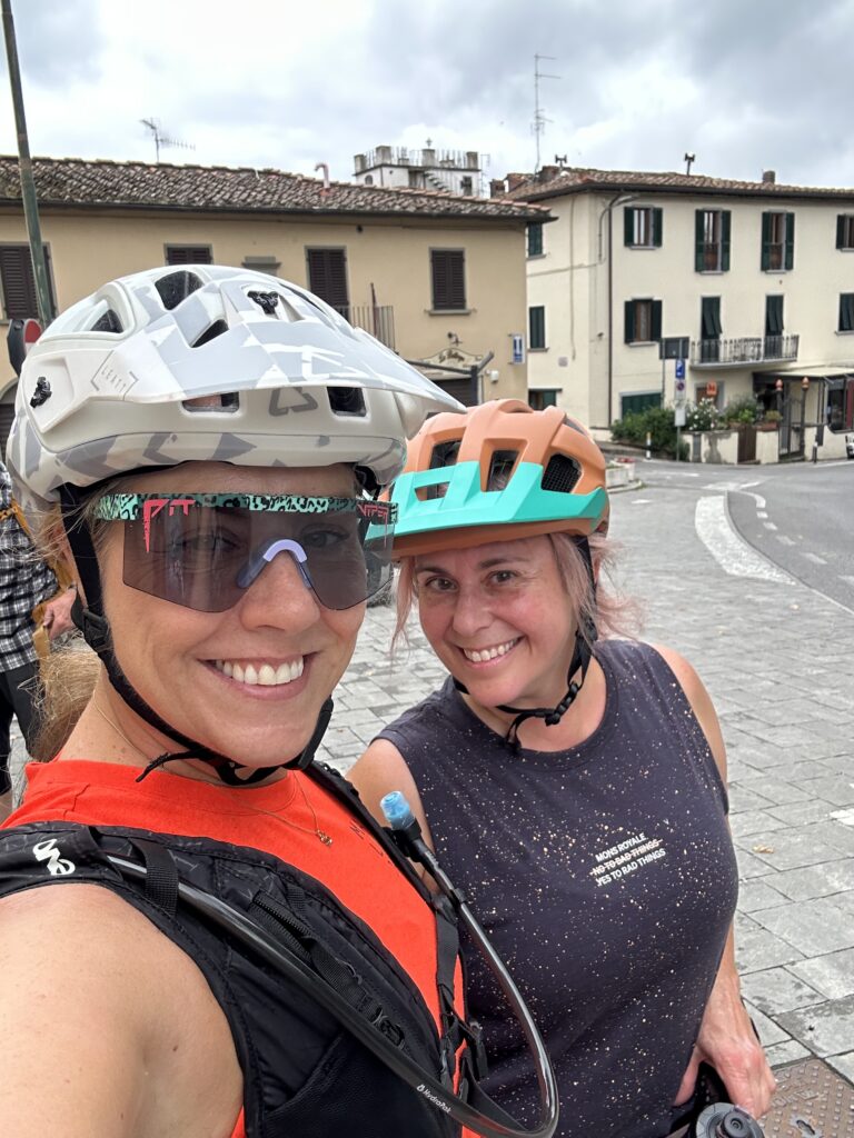 2 women in mtb gear